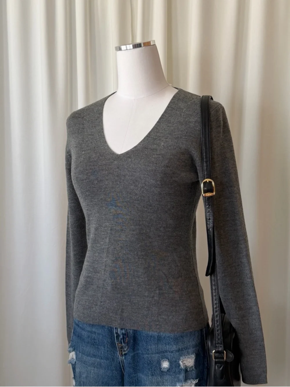 NWT Ann Taylor LOFT Merino Wool Blend V-Neck Sweater Gray Small. - Picture 7 of 11